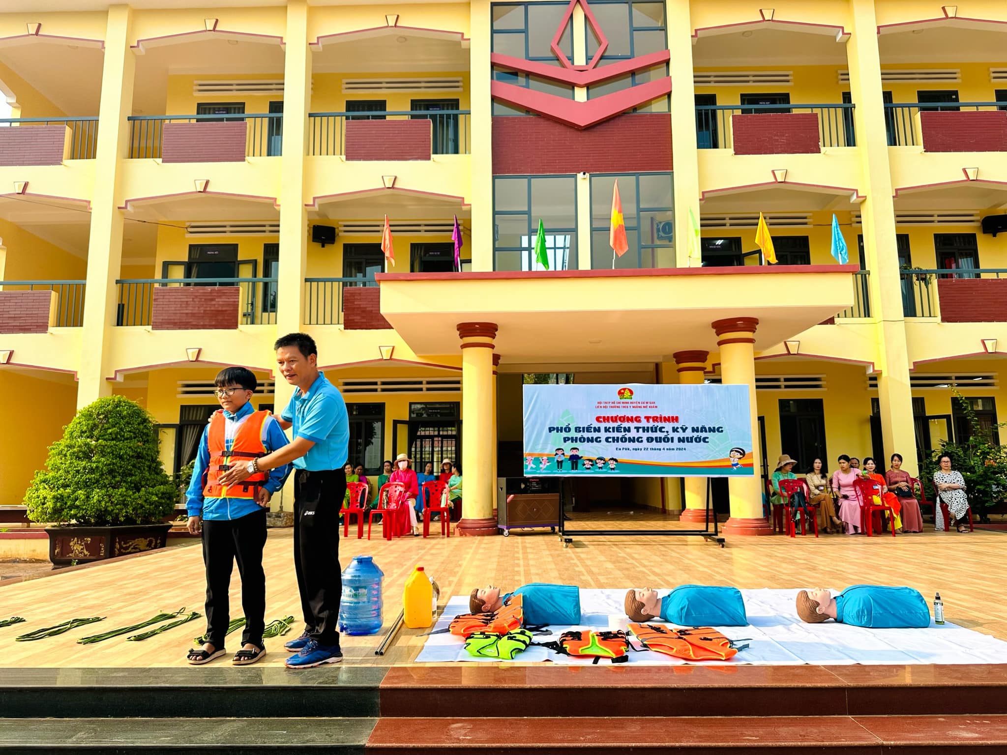 Hướng dẫn học sinh mặc áo pháo đúng cách